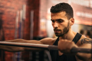 Kararlı güçlü adam spor salonundaki antrenmanlara odaklan.