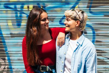 İki zarif genç kız birbirlerine bakıyorlar.