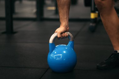 Kettlebell çalan bir adamın eli.