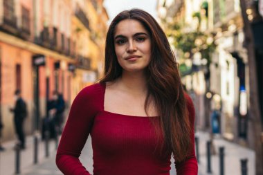 Çekici ve güzel genç kadın portresi