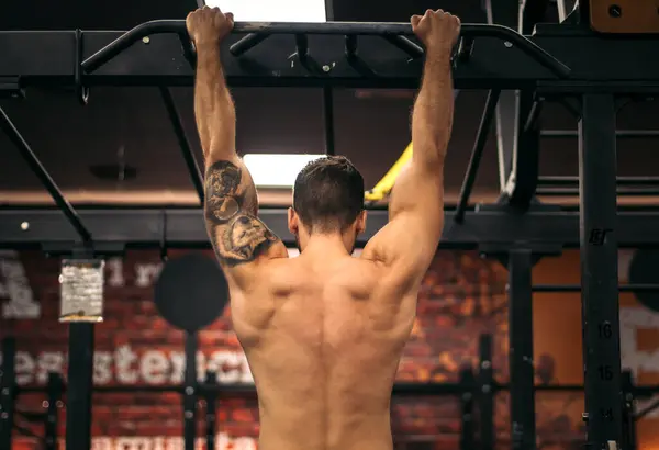 Kasl adam kendini yukar ve a a crossfit spor salonunda kald rma images libres de droit photos de Kasl adam kendini yukar ve a a crossfit spor salonunda kald rma Depositphotos