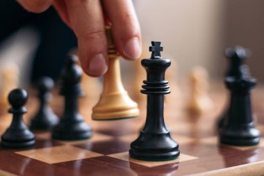 Şah mat. Satranç oynayan tanınmayan bir adamın eli rakibini şah mat ediyor.