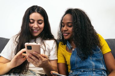 Evde bağlantı kuruldu: Cep telefonu kullanan iki genç kadın
