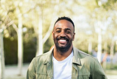 Parktaki genç siyah adam portresi.