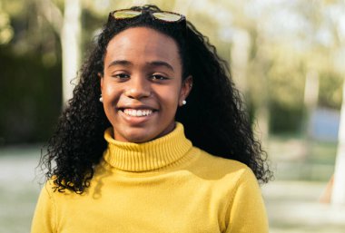 Genç Afro-Amerikan kız portresi gülümsüyor