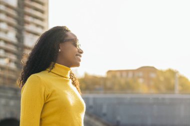 Güneş gözlüklü şık siyah kadın portresi