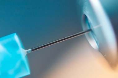 Aşıyla birlikte makro tıbbi şırınga. Aşı kavramı