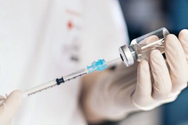 Hemşire şırıngaya aşı enjekte ediyor. Aşı konsepti. Coronavirüs