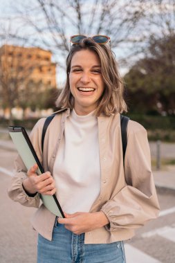 Gülümseyen ve güzel bir kızın portresi..