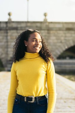 Güzel Afro-Amerikan kızı Köprünün önünde