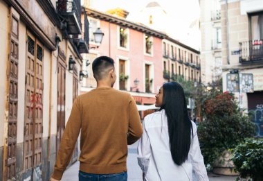 Asyalı bir adam ve Latin Amerikalı bir kadının Avrupa 'nın bir şehrinde yürürken konuştuklarını ve iyi vakit geçirdiklerini hayal edin.