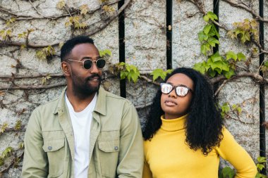 Çekici ve şık Afro-Amerikan erkek ve kadın güneş gözlüğü portresi ile