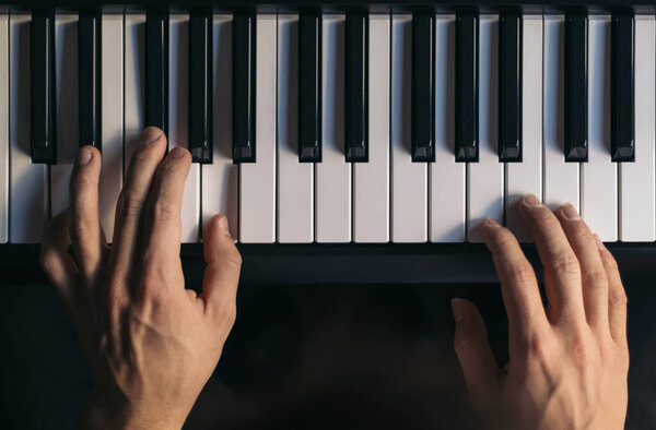 человек играет на пианино. вид сверху.