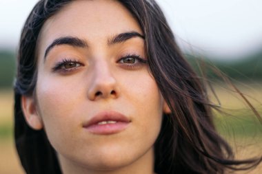 Uzun saçlı, yaz elbisesi giyen güzel bir kadının portresi. İspanya 'da yazın tadını çıkarıyor.