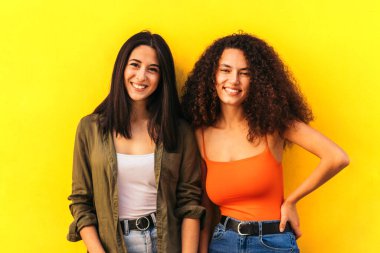 İki şık genç kadın portresi. afro ve beyaz