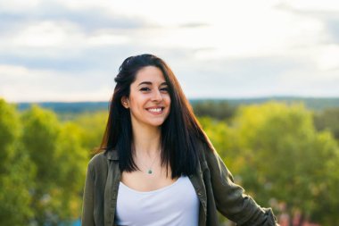 Terasta çekici bir genç kadın portresi