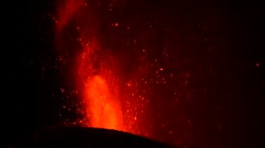 Geceleri kraterden sıcak lav ve magma fışkırıyor. Cumbre Vieja volkanik patlaması La Palma Kanarya Adaları, İspanya, 2021