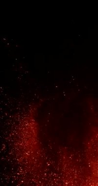 Sol üst çeyrekte sıcak lav ve magmadan oluşan siyah duman bulutları bir volkan tarafından püskürtüldü. Cumbre Vieja volkanik patlaması La Palma Kanarya Adaları, 2021.