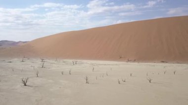 Namibya çölündeki çorak arazide kurumuş nehir yatağının muhteşem drone görüntüsü.