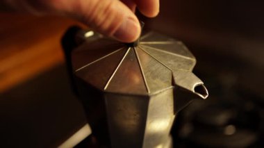 Mutfaktaki ocağın üstünde aromalı kahve yapan metal gayzer kahve makinesinden.