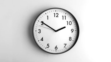 Yuvarlak şekilli minimalist saat ve beyaz arkaplanda hareket eden ok