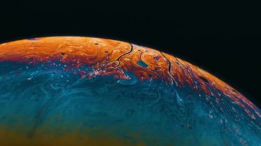 Renkli gezegeni temsil eden desenli arkaplan. Siyah arka planda yuvarlak şekilli yüzeyde dalgalı çizgiler var.