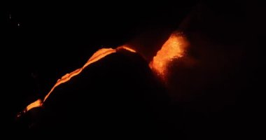 Geceleri kraterden sıcak lav ve magma fışkırıyor. Cumbre Vieja volkanik patlaması La Palma Kanarya Adaları, İspanya, 2021