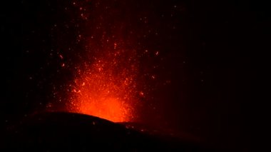 Geceleri kraterden sıcak lav ve magma fışkırıyor. Cumbre Vieja volkanik patlaması La Palma Kanarya Adaları, İspanya, 2021