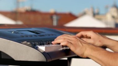 Erkek elleri yakın plan piyano çalıyor. müzik klavyesi