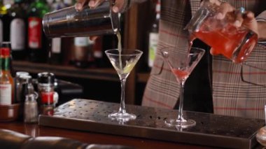 Meçhul, stil sahibi, barmen, bardan bardağa alkollü içkiler dolduran adam.