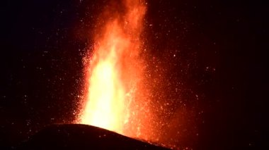 Geceleri kraterden sıcak lav ve magma fışkırıyor. Cumbre Vieja volkanik patlaması La Palma Kanarya Adaları, İspanya, 2021