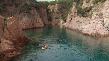 Denizde süzülen sporun sarı kano görüntüsü