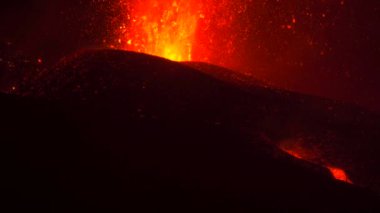 Kraterden yükselen sıcak lav ve magma siyah duman bulutları ve kraterin sağ tarafında alev dili. Cumbre Vieja volkanik patlaması La Palma Kanarya Adaları, İspanya, 2021