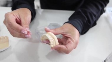 Diş kliniğinde çene üzerine kaplama kuran yüzsüz ortodontist yüksek açılı