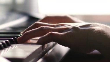 Erkek elleri yakın plan piyano çalıyor. müzik klavyesi