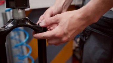 Tamir atölyesinde çalışırken tornavida kullanan ve vida çatalını söken meçhul erkek tamirciden.