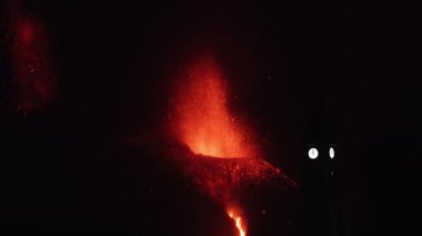 Gece La Palma Adası 'nda Cumbre Vieja yanardağının güçlü yıkıcı patlaması