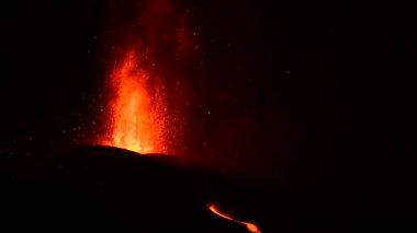 Geceleri kraterden sıcak lav ve magma fışkırıyor. Cumbre Vieja volkanik patlaması La Palma Kanarya Adaları, İspanya, 2021