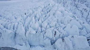İzlanda 'da kış günü buz kütleli soğuk denizin kıyısındaki sert buzulların görüntüsünü yansıt.