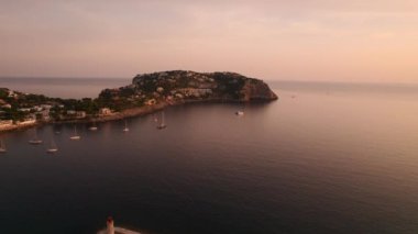 Port d 'Andratx' in Mallorca, İspanya 'da inanılmaz gün batımını gösteren insansız hava aracı videosu