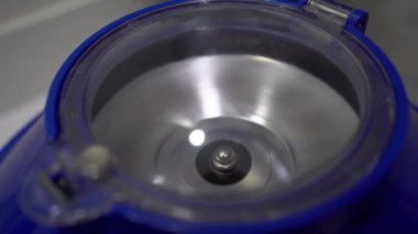 Işık laboratuarında yüksek hızda hareket eden test tüpleriyle modern otomatikleştirilmiş analiz cihazından.