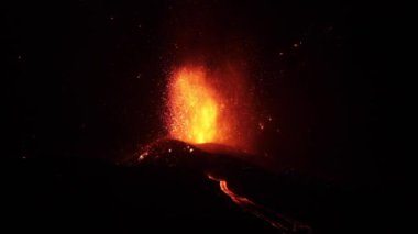 Geceleri kraterden sıcak lav ve magma fışkırıyor. Cumbre Vieja volkanik patlaması La Palma Kanarya Adaları, İspanya, 2021