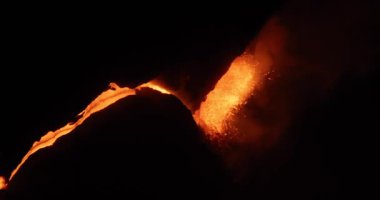 Geceleri kraterden sıcak lav ve magma fışkırıyor. Cumbre Vieja volkanik patlaması La Palma Kanarya Adaları, İspanya, 2021