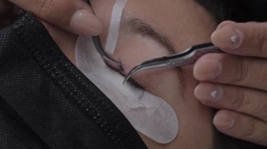 Gözüne takma kirpik takan isimsiz bir profesyonel.