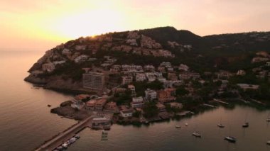 Port d 'Andratx' in Mallorca, İspanya 'da inanılmaz gün batımını gösteren insansız hava aracı videosu