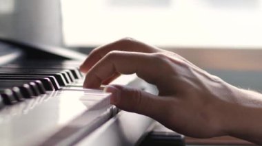 Erkek elleri yakın plan piyano çalıyor. müzik klavyesi