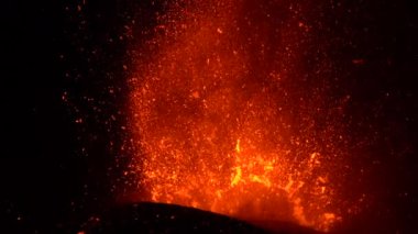 Yakın çekim ve ağır çekim sıcak lav ve magmanın siyah duman bulutlarıyla kraterden fışkırması. Cumbre Vieja volkanik patlaması La Palma Kanarya Adaları, İspanya, 2021