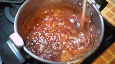 Tarladan gelen isimsiz kişi ocakta incir karıştırıyor evde ocakta