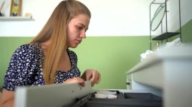 Müstakbel kadın çekmecelerin karşısında oturuyor ve odada sırayla yıpranmış.