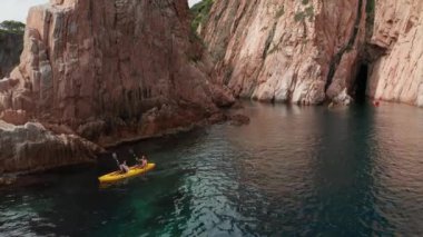 Denizde süzülen sporun sarı kano görüntüsü